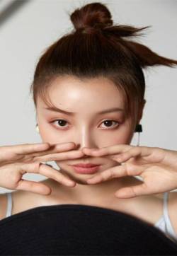 内地沈阳女演员王鹤润时髦写真图片