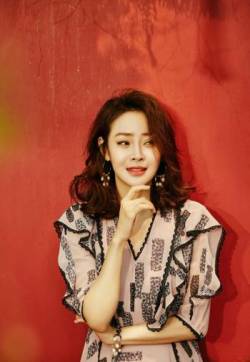 中国内地吉林省长春市南关女演员于明加Lorla气质美女明星床上调皮写真第张