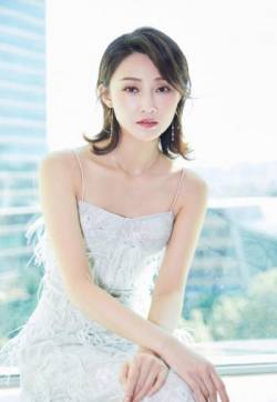中国内地辽宁省大连女演员林鹏性感吊带裙活动写真图片