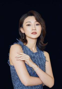 中国内地辽宁省大连女演员林鹏深V长裙气质典雅写真图片第张