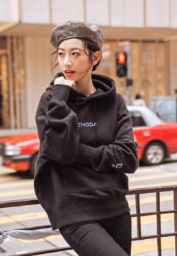 中国内地节目主持人温雅时尚性感街拍写真图片