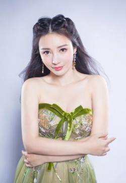 柳岩抹胸长裙性感写真图片
