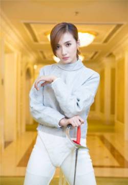 中国内地河北女演员冯文娟击剑服帅气性感图片