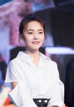 高清吉林省辽源女明星张佳宁甜美俏皮发布会图片