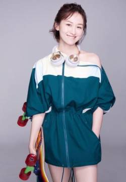 中国大陆女演员练练活力性感生日写真图片