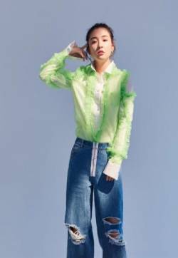 中国大陆湖北90后女演员吴倩时尚杂志写真图片