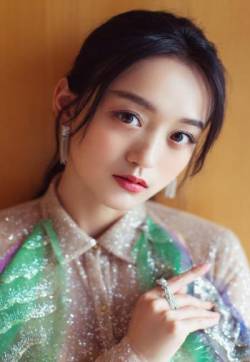 高清中国内地女演员平面模特何泓姗2018时装之夜清新图片