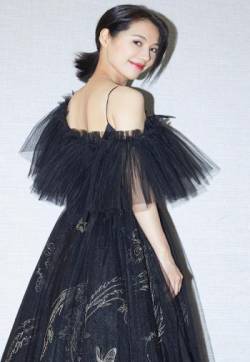 中国内地浙江临安女演员董琦性感典雅黑裙写真图片