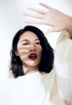 中国内地浙江临安女演员董琦性感妩媚时尚写真图片