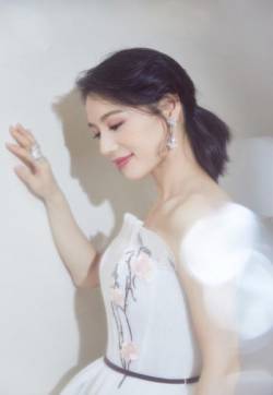 中国内地浙江临安女演员董琦淡雅脱俗图片