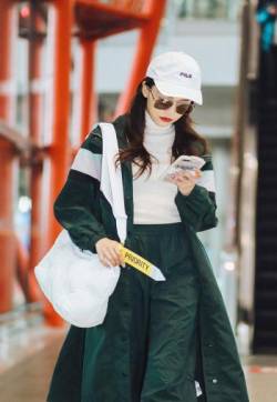高清北京美女黄一琳休闲时尚机场照图片