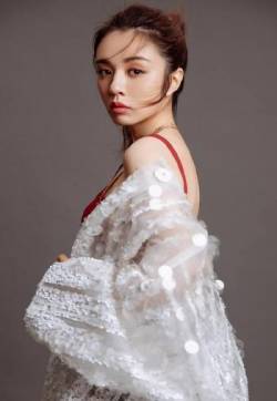 中国内地山东省青岛女演员王晓晨性感妩媚时尚写真图片