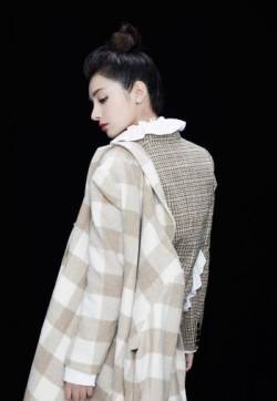 中国内地新疆乌鲁木齐女演员麦迪娜格纹西装时尚写真图片