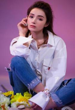 中国内地新疆乌鲁木齐女演员麦迪娜休闲率性时尚写真图片