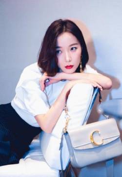 中国内地内蒙古赤峰女演员王珞丹极简黑白风优雅性感写真图片