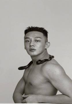 韩国大邱男演员刘亚仁酷帅撩人时尚写真大片
