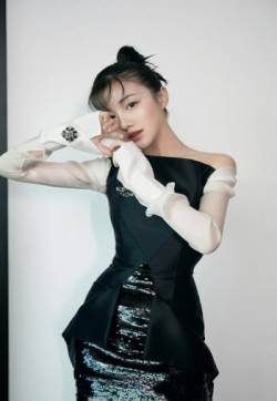 内地沈阳女演员王鹤润性感露肩写真图片