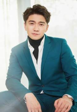 内地山东省青岛男演员翟天临儒雅绅士活动写真图片