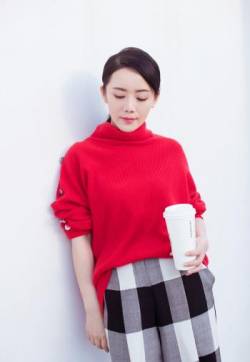 中国大陆四川成都女演员车永莉红色毛衣优雅写真图片