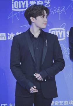 高清内陆男星尤长靖黑色西装帅气有型图片