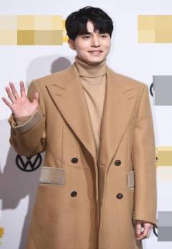 高清韩国首尔男演员李栋旭帅气有型活动写真图片