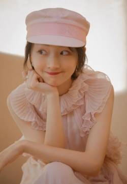 高清中国内地影视河北省石家庄女演员周冬雨华表奖粉色性感写真图片