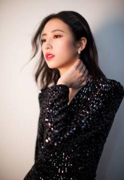 高清中国内地安徽女演员周雨彤2018搜狐时尚盛典写真图片
