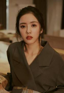 高清中国内地贵阳女演员蔡文静个性时髦写真图片