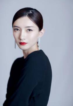 中国内地上海女演员江疏影今日头条盛典优雅写真图片