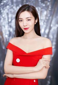中国内地山东省青岛女演员王晓晨红色礼裙性感写真图片