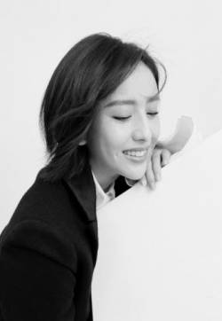 高清中国内地新疆伊犁影视女演员佟丽娅优雅黑白时尚写真图片图片