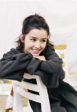 中国内地演员哈妮克孜清新甜美写真图片