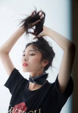 中国内地四川省凉山州西昌市女演员王紫璇活力俏皮时尚写真大片