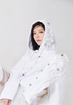 高清吉林女明星赵奕欢青春活力时尚写真图片
