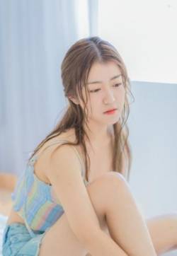 高清最流行女裤热裤美女吊带大秀美腿床上大胆图片