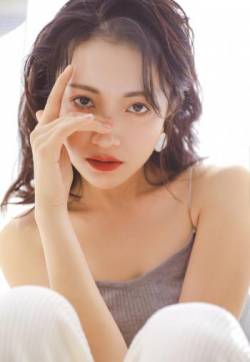 中国内地辽宁女节目主持人、演员包文婧性感诱人吊带私房写真照