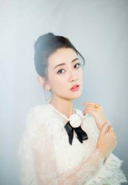 高清中国内地河北省石家庄女演员梁洁白色莎裙仙气甜美写真图片