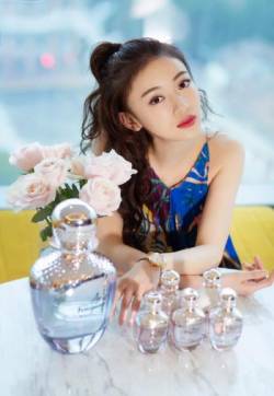 高清中国内地北京人影视女演员吴谨言性感时尚品牌活动写真图片
