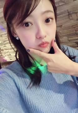 中国内地影视女演员林源甜美俏皮自拍照图片