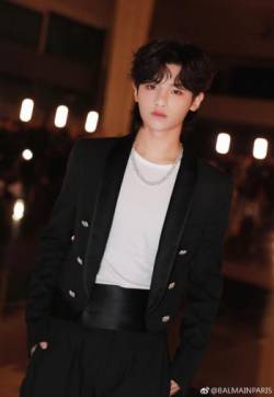 高清内地男星黄明昊黑色西装帅气写真图片
