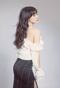 中国内地湖南衡阳女演员柳岩撩人白皙性感写真图片