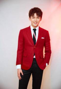 中国内地男演员吴磊红色西装帅气喜庆写真图片