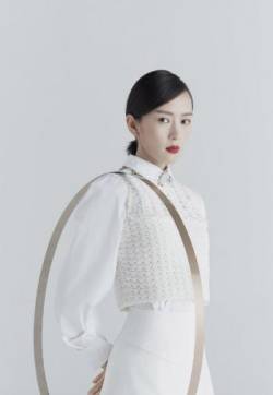 中国内地云南昆明女演员童瑶纯白优雅封面大片写真图片