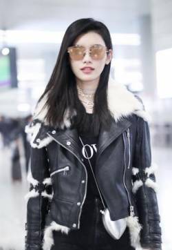 中国内地上海女模特奚梦瑶时尚帅气机场街拍图片