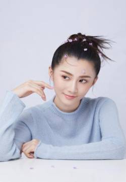 中国内地湖北黄石女演员刘颖伦甜美迷人情人节写真图片