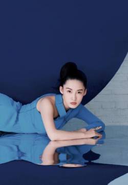 中国内地江苏省苏州市影视女演员李沁时尚唯美封面大片写真图片