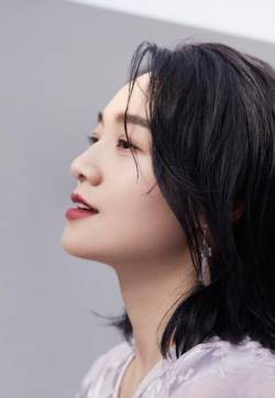 中国内地节目主持人、影视演员朱丹温婉知性写真图片
