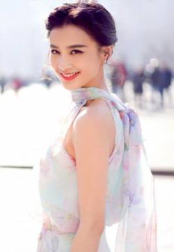 中国内地著名女演员黄圣依米兰时装周清新迷人图片