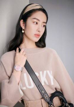 中国内地女演员、歌手、主持人杨采钰优雅甜美写真图片