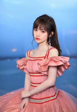 中国大陆四川省遂宁女演员鞠婧祎中加电视节清新甜美图片